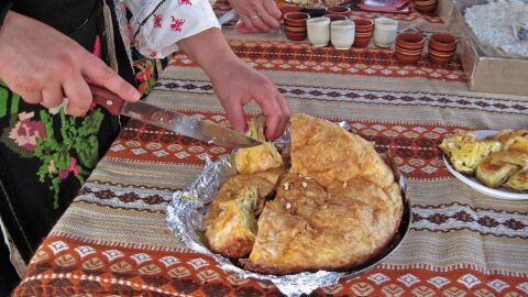 В навечерието на 2026 година дори и в кухнята въпросът е - лев или евро в баницата?