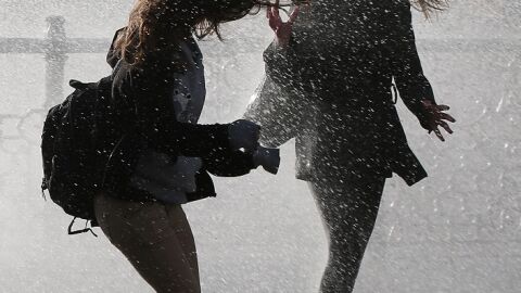 &quot;Излизайте навън при крайна необходимост&quot;: Вятър с пориви до 90 км/ч се очаква в община Царево