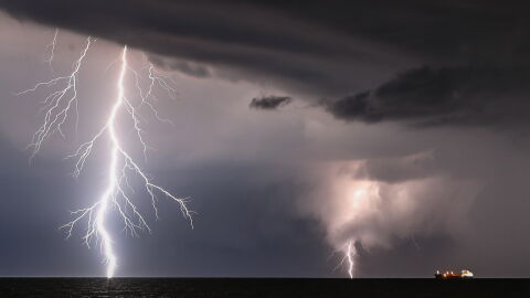 Мълния удари около 150 души, уби двама