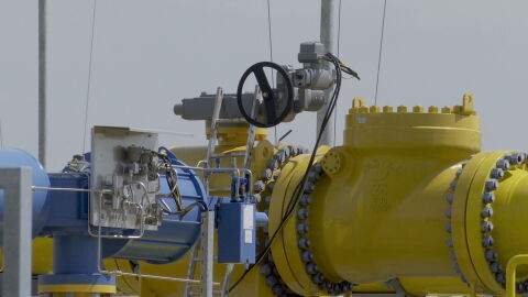 ЕС прекратява напълно вноса на руски газ до края на 2027 г.