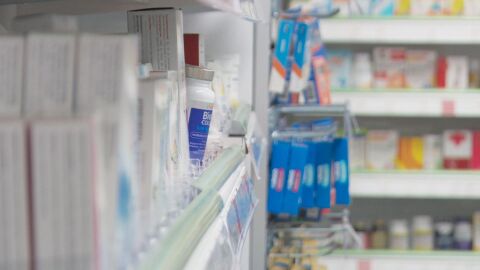 КЗК ще провери всички сигнали за неправомерно увеличаване на цените на лекарствата