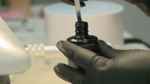 Защо прахоулователите са важни за здравето и на маникюристите, и на клиентите им