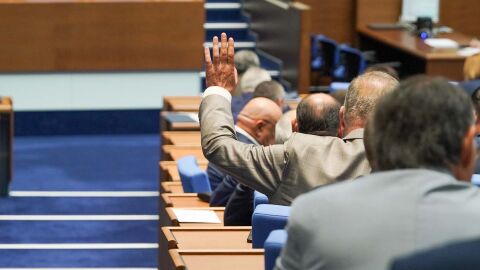 Депутатите отхвърлиха ветото на Радев върху текстовете, свързани с продажбата на „Лукойл&quot;