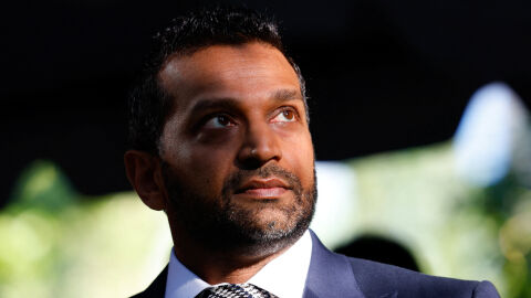 Шефът на ФБР посети Китай, за да разговаря за фентанила