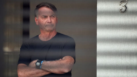 Върховният съд на Бразилия позволи на Болсонаро да напусне затвора за операция