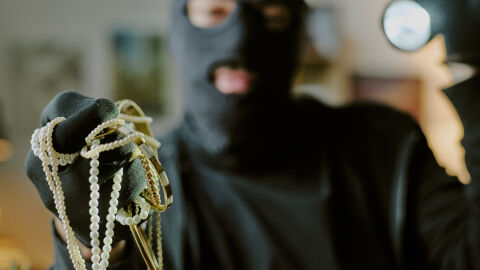 „Дръжте крадеца!“: Обвиняват трима за кражба на злато за над 340 000 лв.