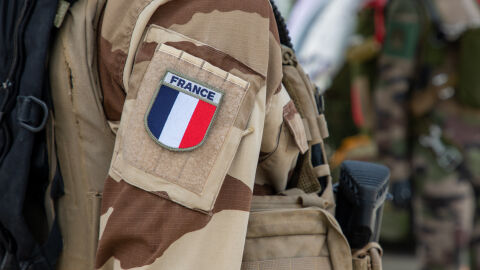 Простреляха в главата френски войник по време на пиянска вечер в казармата