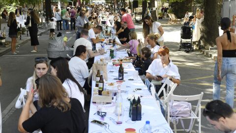„Голямата маса“ закри сезона със 120-метрова трапеза на ул. „Оборище“ в София (ВИДЕО)