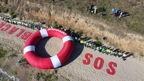 Спасителен пояс на границата между България и Румъния: Активисти с призив срещу добива на нефт и газ