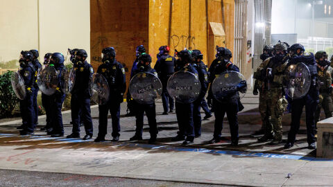 Доналд Тръмп изпраща войски в Портланд, за да се справят с "вътрешни терористи"