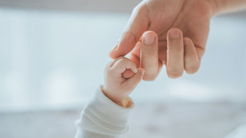 5-годишно дете изхвърли новородено от четвъртия етаж