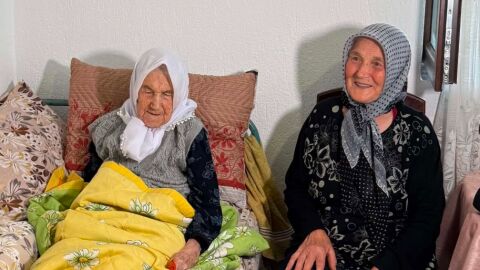 Снимка: 109-годишната баба Есма е най-възрастната жена в България, радва се на 15 внуци и 9 правнуци (СНИМКИ)