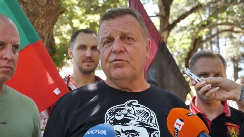 Снимка: ВМРО застава зад Илияна Йотова и Кирил Вълчев на президентските избори