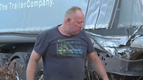 Снимка: Шофьорът на камиона, сблъскал се с влак: Като бръмчи двигателят, ще го чуете ли това нещо?