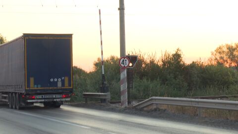 Снимка: 116 пъти са чупили бариерата на жп прелез край Враца само от началото на годината