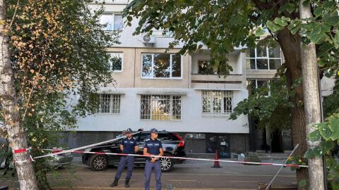 Снимка: Мъж скочи от блок в София, след като многократно наръга детето си