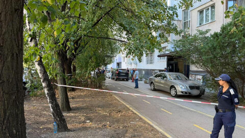 Снимка: Мъж скочи от блок в София, след като многократно наръга детето си