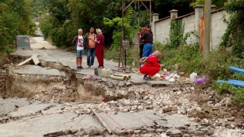 Снимка: Евакуация заради свлачище във Варна: 8 души са изведени от имотите си