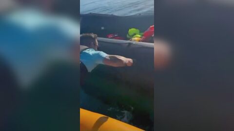 Снимка: Арестуваха крайнодесен активист заради видео, но което реже с нож надуваема лодка в Ламанша (ВИДЕО)