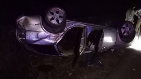 Снимка: 18-годишен с месец стаж зад волана обърна кола по таван в Разградско, няколко младежи са в болница