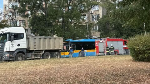 Снимка: Тежка катастрофа в София: Кола е смачкана между два тролея