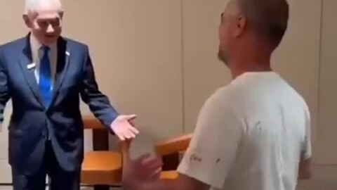 Снимка: Нетаняху се срещна с окървавени пътници от отвлечения полет за Тел Авив (ВИДЕО)