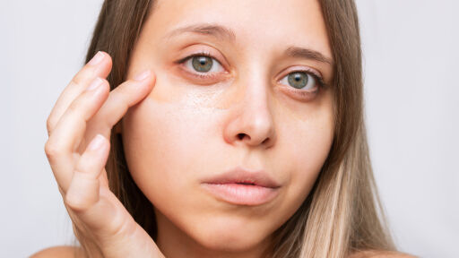 Снимка Хайлайтърът прикрива тъмните кръгове под очите! Ето как