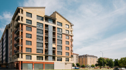 Социални жилища и наемни помощи: Колко средства отделят правителствата на човек?