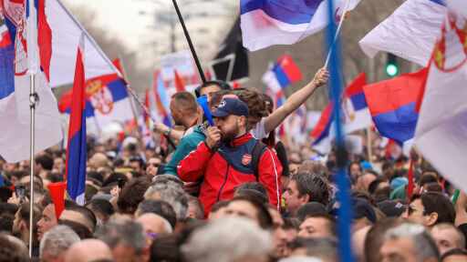Хиляди студенти от цяла Сърбия вървят пеша към Нови Сад (ВИДЕО)