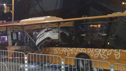 За първи път: Съдът заседава по делото срещу шофьора, врязал се с колата си в автобус
