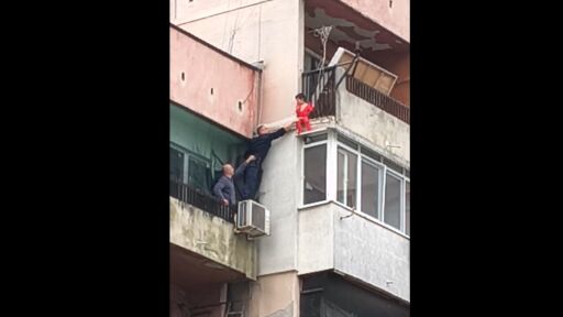 Дете увисна на парапет на тераса на 8-ия етаж в Ямбол (ВИДЕО и СНИМКИ)