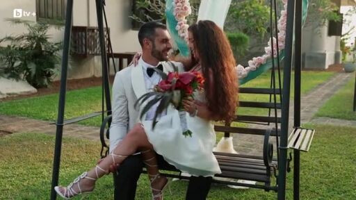 Мартина: Между нас има химия. Тя си личи в очите му, в начина, по който ме докосва