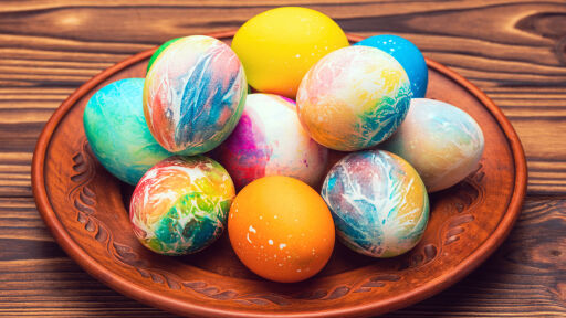 Снимка Как да си направим шарени великденски яйца с ефект „тай-дай“