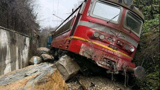 Продължава разчистването след инцидента с влак край Трявна, движението остава спряно
