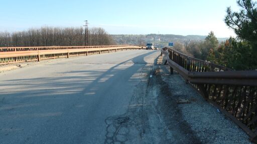 Над 500 моста у нас са опасни. Пред екип на bTV част от парапет се откъсна, експерти: Това е "малкият дявол"