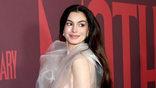 Снимка Рокля, която не крие нищо! Ан Хатауей успя да изуми дори най-разкрепостените фенове (ВИДЕО)