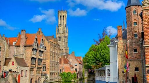 Градът на шоколада и дантелата: Това е „Венеция на Севера“