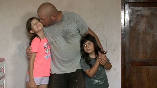 „Бригада Нов дом“ сбъдва мечтите на един баща и двете му момичета в пазарджишкото село Лозен – този петък в 20:00 ч. по bTV