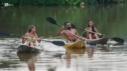 Гатев, Илияна и Бетина карат каяк