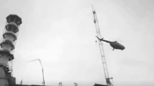 Вижте как един от хеликоптерите -"ликвидатори" се разбива във взривения ядрен реактор на Чернобил (ВИДЕО)