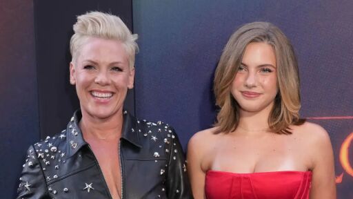 Снимка Пинк и дъщеря ѝ Уилоу с поразителна прилика на червения килим! (СНИМКИ)