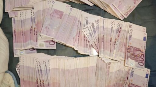 Разбиха групировка за пране на пари, иззеха над 600 000 евро и близо 70 кг дрога (СНИМКИ)