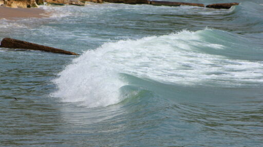 85-годишна жена загина, отнесена от вълна, докато си правела селфи