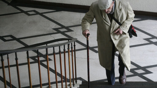 Незрящ мъж получи сметка за дълг от 70 000 евро в писма, които не може да прочете