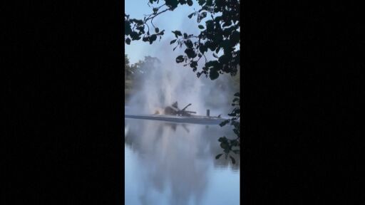 Пожарникарски хеликоптер се разбива в езеро, докато събира вода (ВИДЕО)