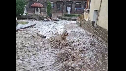 След бурята: Рязко се вдигна нивото на Стара река, затвориха пътя Пещера-Батак
