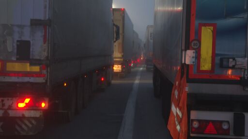 Километрична опашка от тирове по АМ "Марица" в района на българо-турската граница (ВИДЕО)