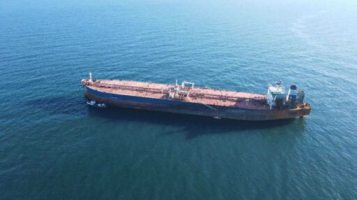 След седмица блокада край Ахтопол: Танкерът „Кайрос“ е изтеглен и закотвен в Бургаския залив