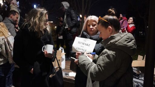 Протест пред сградата на bTV в подкрепа на Мария Цънцарова и Златимир Йочев