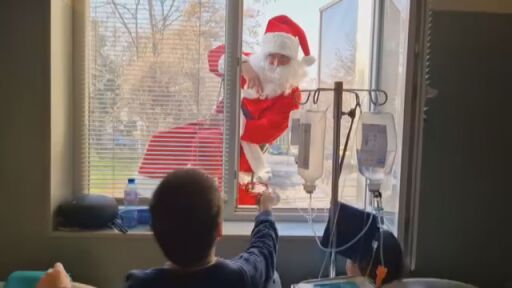 Дядо Коледа, Снежанка и джуджетата зарадваха малките пациенти в ИСУЛ